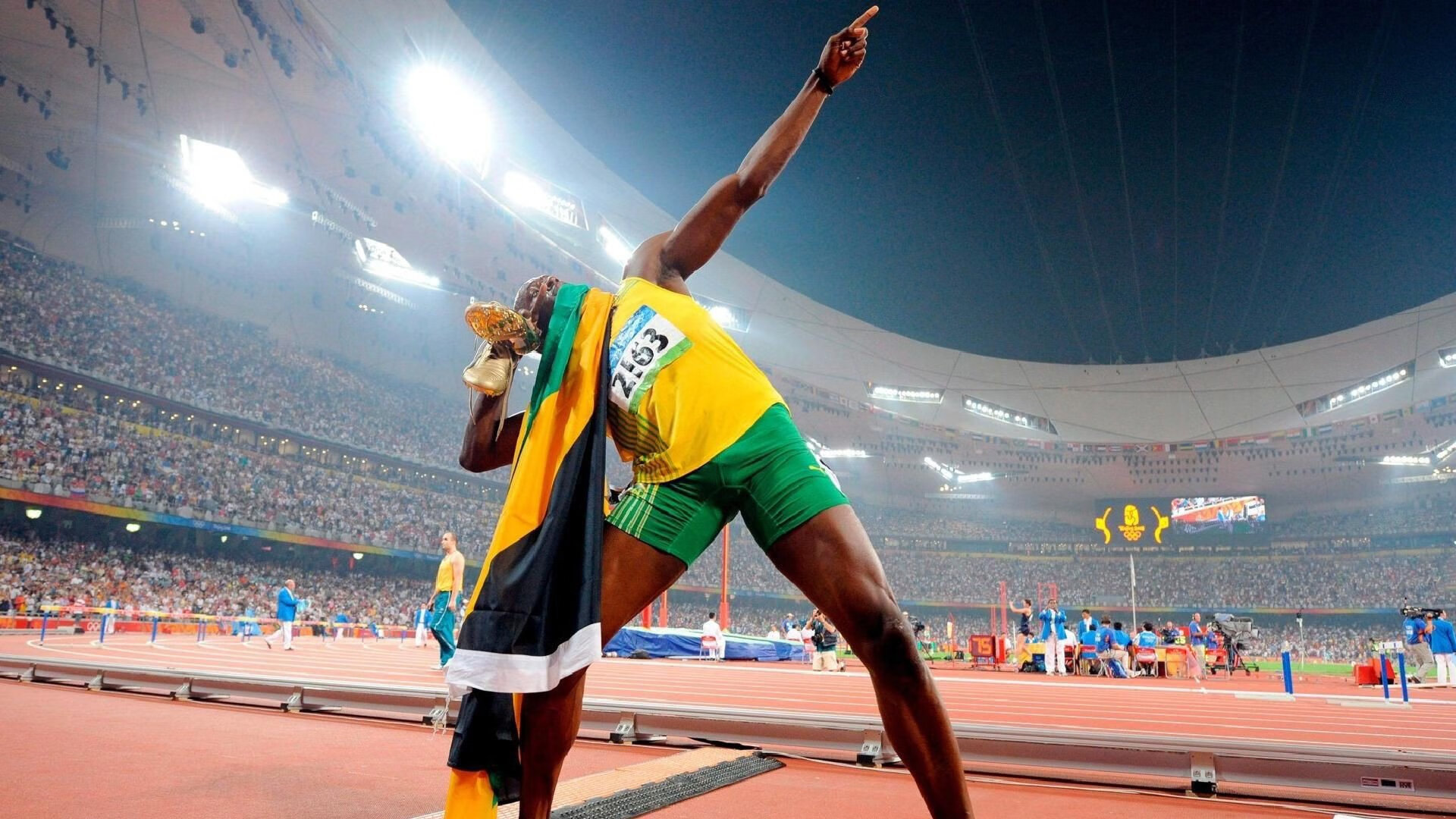 老兵不死！库里G2关键三分+晚安庆祝引燃沸腾主场，库里关键三分+晚安手势引爆主场，勇士球迷高呼老兵不死！